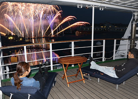 横浜・八景島シーパラダイスクリスマス「花火シンフォニア」貸切客船デッキ「船上プレミアムペアシート」