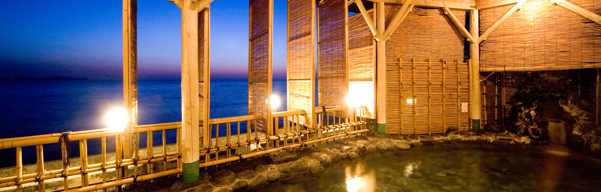 熱海海上花火大会が見られるホテル・旅館16選_ホテルニューアカオオお風呂からの風景01