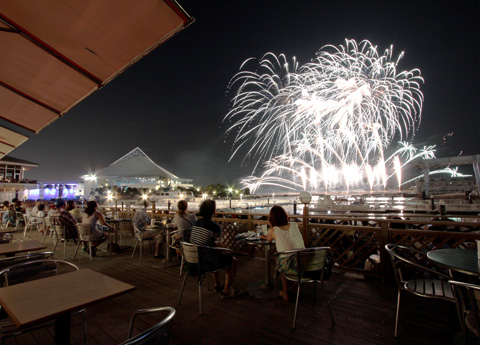 横浜・八景島シーパラダイスクリスマス「花火シンフォニア」パラダイスキッチン花火観覧テラス席