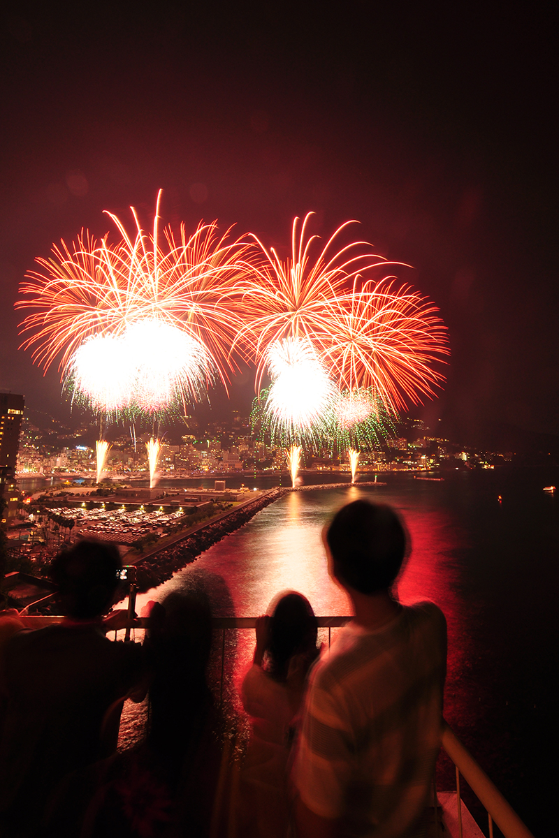熱海海上花火大会が見られるホテル・旅館16選熱海温泉ホテルニューアカオ部屋から花火k観覧席